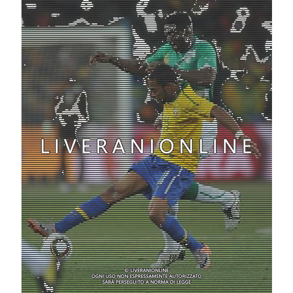 (100621) -- JOHANNESBURG, June 21, 2010 () -- Robinho of Brazil(front) fights for the ball during the Group G soccer match against Ivory Coast at 2010 FIFA World Cup at Soccer City stadium in Johannesburg, South Africa, on June 20, 2010. Brazil won 3-1. (/Yang Lei)(xm) ©Photoshot/Agenzia Aldo Liverani Sas - ITALY ONLY: BRASILE - COSTA D\'AVORIO FIFA WORLD CUP CAMPIONATI MONDIALI SUD AFRICA 2010