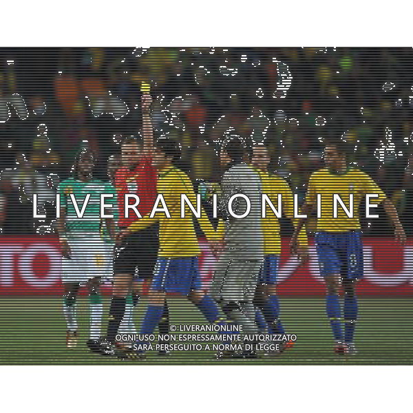 (100621) -- JOHANNESBURG, June 21, 2010 () -- Kaka of Brazil(4th L) is shown the second yellow card and fouled out during the Group G soccer match against Ivory Coast at 2010 FIFA World Cup at Soccer City stadium in Johannesburg, South Africa, on June 20, 2010. Brazil won 3-1. (/Yang Lei)(xm) ©Photoshot/Agenzia Aldo Liverani Sas - ITALY ONLY: BRASILE - COSTA D\'AVORIO FIFA WORLD CUP CAMPIONATI MONDIALI SUD AFRICA 2010