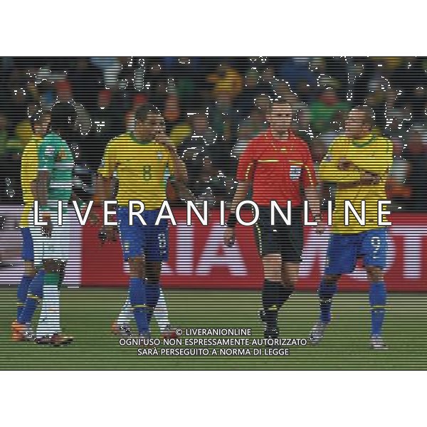 (100621) -- JOHANNESBURG, June 21, 2010 () -- Luis Fabiano of Brazil(1st R) explains to the referee Stephane Lannoy(2nd R) during the Group G soccer match against Ivory Coast at 2010 FIFA World Cup at Soccer City stadium in Johannesburg, South Africa, on June 20, 2010. Brazil won 3-1. (/Yang Lei)(xm) ©Photoshot/Agenzia Aldo Liverani Sas - ITALY ONLY: BRASILE - COSTA D\'AVORIO FIFA WORLD CUP CAMPIONATI MONDIALI SUD AFRICA 2010