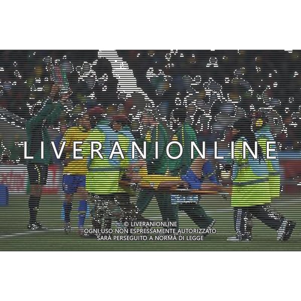 (100621) -- JOHANNESBURG, June 21, 2010 () -- Elano of Brazil is escorted off the pitch after getting hurts during the Group G soccer match against Ivory Coast at 2010 FIFA World Cup at Soccer City stadium in Johannesburg, South Africa, on June 20, 2010. Brazil won 3-1. (/Yang Lei)(xm) ©Photoshot/Agenzia Aldo Liverani Sas - ITALY ONLY: BRASILE - COSTA D\'AVORIO FIFA WORLD CUP CAMPIONATI MONDIALI SUD AFRICA 2010