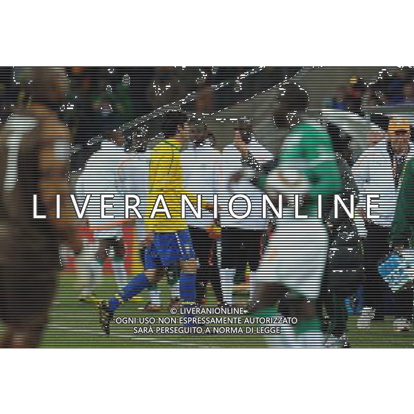 (100621) -- JOHANNESBURG, June 21, 2010 () -- Kaka of Brazil(C) is fouled out during the Group G soccer match against Ivory Coast at 2010 FIFA World Cup at Soccer City stadium in Johannesburg, South Africa, on June 20, 2010. Brazil won 3-1. (/Wang Yuguo)(xm) ©Photoshot/Agenzia Aldo Liverani Sas - ITALY ONLY: BRASILE - COSTA D\'AVORIO FIFA WORLD CUP CAMPIONATI MONDIALI SUD AFRICA 2010