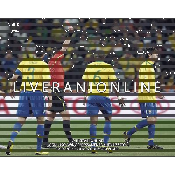 (100621) -- JOHANNESBURG, June 21, 2010 () -- Kaka of Brazil(1st R) is shown the red card and fouled out during the Group G soccer match against Ivory Coast at 2010 FIFA World Cup at Soccer City stadium in Johannesburg, South Africa, on June 20, 2010. Brazil won 3-1. (/Wang Yuguo)(xm) ©Photoshot/Agenzia Aldo Liverani Sas - ITALY ONLY: BRASILE - COSTA D\'AVORIO FIFA WORLD CUP CAMPIONATI MONDIALI SUD AFRICA 2010