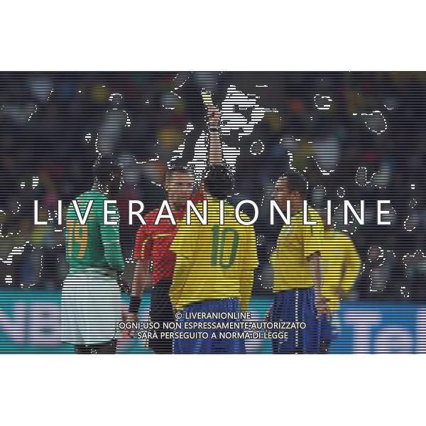 (100621) -- JOHANNESBURG, June 21, 2010 () -- Kaka of Brazil(C) is shown the second yellow card and fouled out during the Group G soccer match against Ivory Coast at 2010 FIFA World Cup at Soccer City stadium in Johannesburg, South Africa, on June 20, 2010. Brazil won 3-1. (/Wang Yuguo)(xm) ©Photoshot/Agenzia Aldo Liverani Sas - ITALY ONLY: BRASILE - COSTA D\'AVORIO FIFA WORLD CUP CAMPIONATI MONDIALI SUD AFRICA 2010