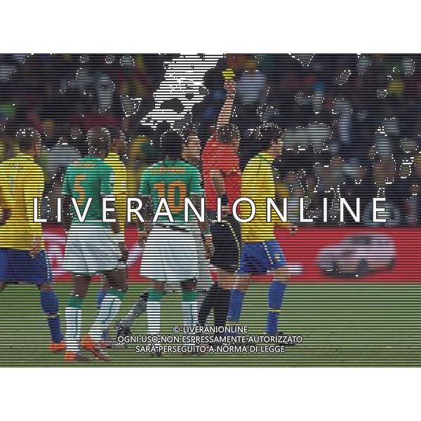 (100621) -- JOHANNESBURG, June 21, 2010 () -- Kaka of Brazil(1st R) is shown the second yellow card and fouled out during the Group G soccer match against Ivory Coast at 2010 FIFA World Cup at Soccer City stadium in Johannesburg, South Africa, on June 20, 2010. Brazil won 3-1. (/Wang Yuguo)(xm) ©Photoshot/Agenzia Aldo Liverani Sas - ITALY ONLY: BRASILE - COSTA D\'AVORIO FIFA WORLD CUP CAMPIONATI MONDIALI SUD AFRICA 2010