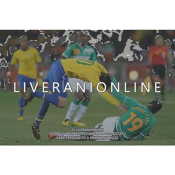 (100621) -- JOHANNESBURG, June 21, 2010 () -- Kaka of Brazil(front L) fights for the ball with Yaya Toure of Ivory Coast during their Group G soccer match at 2010 FIFA World Cup at Soccer City stadium in Johannesburg, South Africa, on June 20, 2010. Brazil won 3-1. (/Wang Yuguo) ©Photoshot/Agenzia Aldo Liverani Sas - ITALY ONLY: BRASILE - COSTA D\'AVORIO FIFA WORLD CUP CAMPIONATI MONDIALI SUD AFRICA 2010