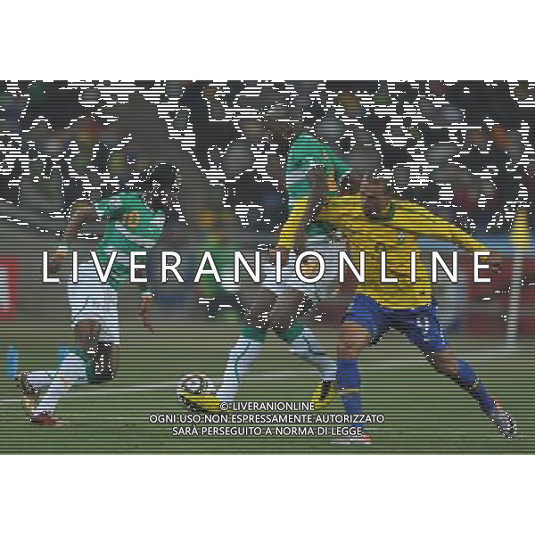 (100621) -- JOHANNESBURG, June 21, 2010 () -- Guy Demel of Ivory Coast (C) breaks through during the Group G soccer match against Brazil at 2010 FIFA World Cup at Soccer City stadium in Johannesburg, South Africa, on June 20, 2010. Brazil won 3-1. (/Yang Lei)(xm) ©Photoshot/Agenzia Aldo Liverani Sas - ITALY ONLY: BRASILE - COSTA D\'AVORIO FIFA WORLD CUP CAMPIONATI MONDIALI SUD AFRICA 2010