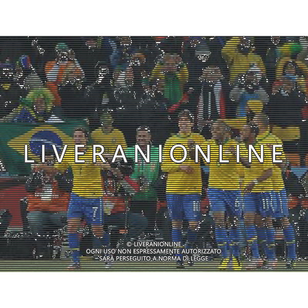 (100621) -- JOHANNESBURG, June 21, 2010 () -- Elano of Brazil(1st L) celebrates with teammates for the goal during the Group G soccer match against Ivory Coast at 2010 FIFA World Cup at Soccer City stadium in Johannesburg, South Africa, on June 20, 2010. Brazil won 3-1. (/Yang Lei)(xm) ©Photoshot/Agenzia Aldo Liverani Sas - ITALY ONLY: BRASILE - COSTA D\'AVORIO FIFA WORLD CUP CAMPIONATI MONDIALI SUD AFRICA 2010
