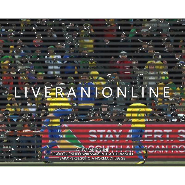 (100621) -- JOHANNESBURG, June 21, 2010 () -- Elano of Brazil(top L) celebrates with teammates for the goal during the Group G soccer match against Ivory Coast at 2010 FIFA World Cup at Soccer City stadium in Johannesburg, South Africa, on June 20, 2010. Brazil won 3-1. (/Yang Lei)(xm) ©Photoshot/Agenzia Aldo Liverani Sas - ITALY ONLY: BRASILE - COSTA D\'AVORIO FIFA WORLD CUP CAMPIONATI MONDIALI SUD AFRICA 2010