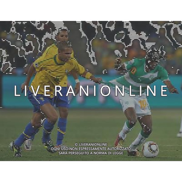 (100621) -- JOHANNESBURG, June 21, 2010 () -- Felipe Melo of Brazil(L) defends Gervinho of Ivory Coast during their Group G soccer match at 2010 FIFA World Cup at Soccer City stadium in Johannesburg, South Africa, on June 20, 2010. Brazil won 3-1. (/Yang Lei)(xm) ©Photoshot/Agenzia Aldo Liverani Sas - ITALY ONLY: BRASILE - COSTA D\'AVORIO FIFA WORLD CUP CAMPIONATI MONDIALI SUD AFRICA 2010