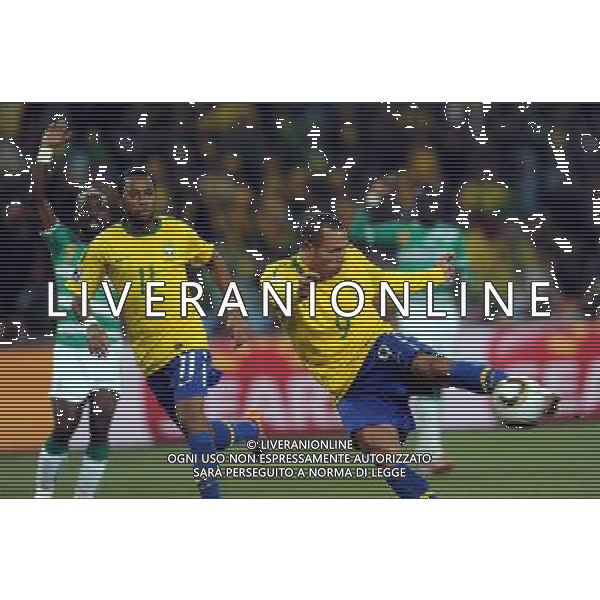 (100621) -- JOHANNESBURG, June 21, 2010 () -- Luis Fabiano of Brazil (R) shoots for the second goal during the Group G soccer match against Ivory Coast at 2010 FIFA World Cup at Soccer City stadium in Johannesburg, South Africa, on June 20, 2010. (/Wang Yuguo)(xm) ©Photoshot/Agenzia Aldo Liverani Sas - ITALY ONLY: BRASILE - COSTA D\'AVORIO FIFA WORLD CUP CAMPIONATI MONDIALI SUD AFRICA 2010