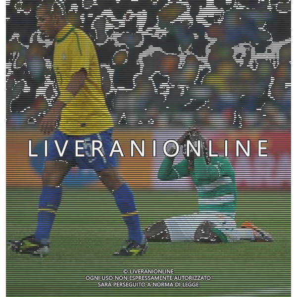 (100621) -- JOHANNESBURG, June 21, 2010 () -- Ismael Tiote of Ivory Coast(R) regrets the missing of a goal during the Group G soccer match against Brazil at 2010 FIFA World Cup at Soccer City stadium in Johannesburg, South Africa, on June 20, 2010. (/Yang Lei)(xm) ©Photoshot/Agenzia Aldo Liverani Sas - ITALY ONLY: BRASILE - COSTA D\'AVORIO FIFA WORLD CUP CAMPIONATI MONDIALI SUD AFRICA 2010