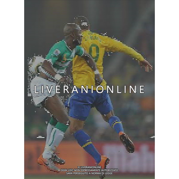 (100621) -- JOHANNESBURG, June 21, 2010 () -- Luis Fabiano of Brazil(R) fights for the ball with Didier Zokora of Ivory Coast during their Group G soccer match at 2010 FIFA World Cup at Soccer City stadium in Johannesburg, South Africa, on June 20, 2010. (/Yang Lei)(xm) ©Photoshot/Agenzia Aldo Liverani Sas - ITALY ONLY: BRASILE - COSTA D\'AVORIO FIFA WORLD CUP CAMPIONATI MONDIALI SUD AFRICA 2010