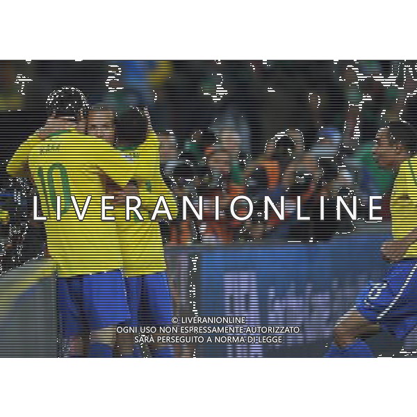 (100621) -- JOHANNESBURG, June 21, 2010 () -- Players of Brazil hug to celebrate the second goal by Luis Fabiano during the Group G soccer match against Ivory Coast at 2010 FIFA World Cup at Soccer City stadium in Johannesburg, South Africa, on June 20, 2010. (/Wang Yuguo)(xm) ©Photoshot/Agenzia Aldo Liverani Sas - ITALY ONLY: BRASILE - COSTA D\'AVORIO FIFA WORLD CUP CAMPIONATI MONDIALI SUD AFRICA 2010