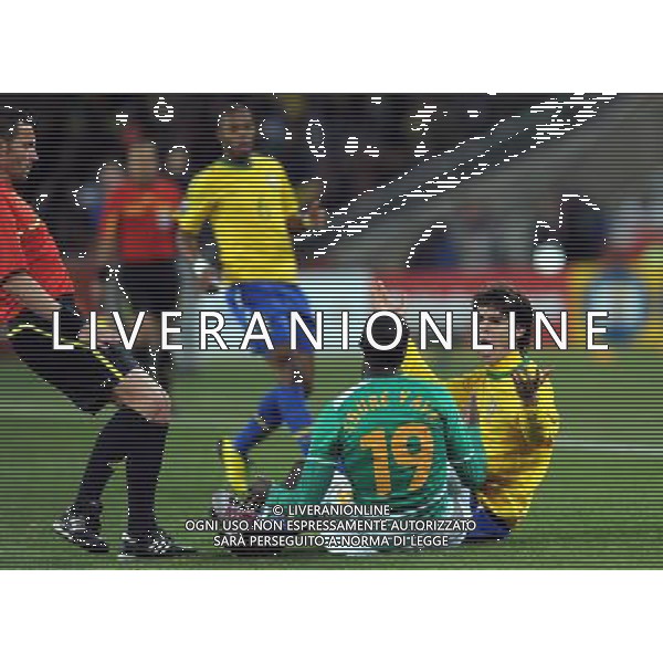 (100621) -- JOHANNESBURG, June 21, 2010 () -- Kaka of Brazil (R) argues with Yaya Toure of Ivory Coast(2nd R) during their Group G soccer match at 2010 FIFA World Cup at Soccer City stadium in Johannesburg, South Africa, on June 20, 2010. (/Wang Yuguo)(xm) ©Photoshot/Agenzia Aldo Liverani Sas - ITALY ONLY: BRASILE - COSTA D\'AVORIO FIFA WORLD CUP CAMPIONATI MONDIALI SUD AFRICA 2010