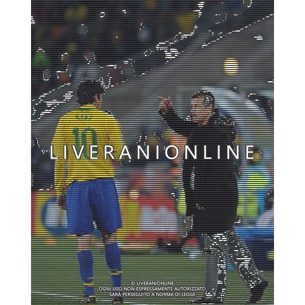 (100621) -- JOHANNESBURG, June 21, 2010 () -- Dunga (R), head coach of Brazil talks to Kaka during the Group G soccer match against Ivory Coast at 2010 FIFA World Cup at Soccer City stadium in Johannesburg, South Africa, on June 20, 2010. (/Wang Yuguo)(xm) ©Photoshot/Agenzia Aldo Liverani Sas - ITALY ONLY: BRASILE - COSTA D\'AVORIO FIFA WORLD CUP CAMPIONATI MONDIALI SUD AFRICA 2010