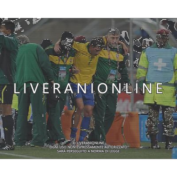 (100621) -- JOHANNESBURG, June 21, 2010 () -- Elano of Brazil (C) is escorted off the pitch after getting hurts during the Group G soccer match against Ivory Coast at 2010 FIFA World Cup at Soccer City stadium in Johannesburg, South Africa, on June 20, 2010. (/Wang Yuguo)(xm) ©Photoshot/Agenzia Aldo Liverani Sas - ITALY ONLY: BRASILE - COSTA D\'AVORIO FIFA WORLD CUP CAMPIONATI MONDIALI SUD AFRICA 2010