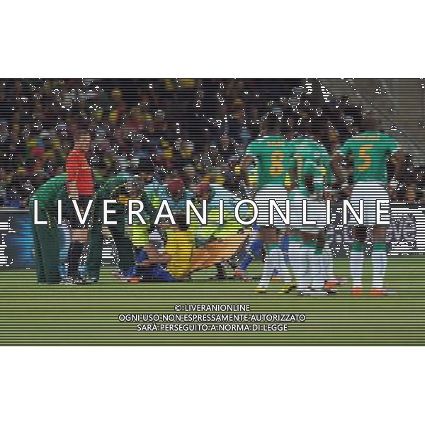 (100621) -- JOHANNESBURG, June 21, 2010 () -- Elano of Brazil (bottom) is escorted off the pitch after getting hurts during the Group G soccer match against Ivory Coast at 2010 FIFA World Cup at Soccer City stadium in Johannesburg, South Africa, on June 20, 2010. (/Wang Yuguo)(xm) ©Photoshot/Agenzia Aldo Liverani Sas - ITALY ONLY: BRASILE - COSTA D\'AVORIO FIFA WORLD CUP CAMPIONATI MONDIALI SUD AFRICA 2010