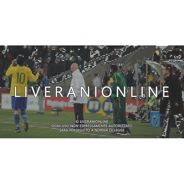 (100621) -- JOHANNESBURG, June 21, 2010 () -- Kaka of Brazil (L) drinks water during the Group G soccer match against Ivory Coast at 2010 FIFA World Cup at Soccer City stadium in Johannesburg, South Africa, on June 20, 2010. (/Wang Yuguo)(xm) ©Photoshot/Agenzia Aldo Liverani Sas - ITALY ONLY: BRASILE - COSTA D\'AVORIO FIFA WORLD CUP CAMPIONATI MONDIALI SUD AFRICA 2010