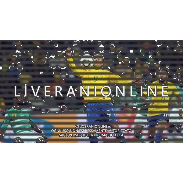 (100621) -- JOHANNESBURG, June 21, 2010 () -- Luis Fabiano of Brazil (C) controls the ball before his second goal during the Group G soccer match against Ivory Coast at 2010 FIFA World Cup at Soccer City stadium in Johannesburg, South Africa, on June 20, 2010. (/Wang Yuguo)(xm) ©Photoshot/Agenzia Aldo Liverani Sas - ITALY ONLY: BRASILE - COSTA D\'AVORIO FIFA WORLD CUP CAMPIONATI MONDIALI SUD AFRICA 2010