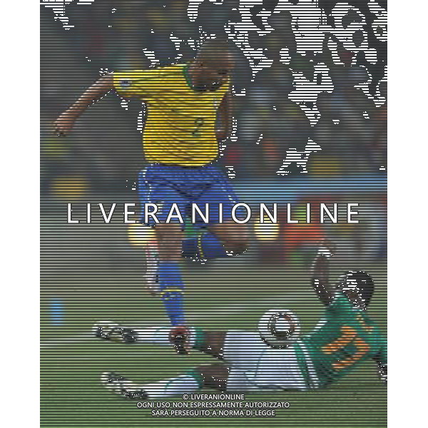 (100621) -- JOHANNESBURG, June 21, 2010 () -- Maicon of Brazil(top) jumps over Siaka Tiene of Ivory Coast during their Group G soccer match at 2010 FIFA World Cup at Soccer City stadium in Johannesburg, South Africa, on June 20, 2010. (/Yang Lei)(xm) ©Photoshot/Agenzia Aldo Liverani Sas - ITALY ONLY: BRASILE - COSTA D\'AVORIO FIFA WORLD CUP CAMPIONATI MONDIALI SUD AFRICA 2010