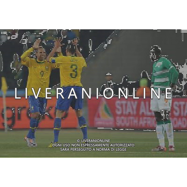 (100621) -- JOHANNESBURG, June 21, 2010 () -- Luis Fabiano of Brazil (L) claps with teammate Lucio(2nd L) to celebrate his second goal during the Group G soccer match against Ivory Coast at 2010 FIFA World Cup at Soccer City stadium in Johannesburg, South Africa, on June 20, 2010. (/Yang Lei)(xm) ©Photoshot/Agenzia Aldo Liverani Sas - ITALY ONLY: BRASILE - COSTA D\'AVORIO FIFA WORLD CUP CAMPIONATI MONDIALI SUD AFRICA 2010