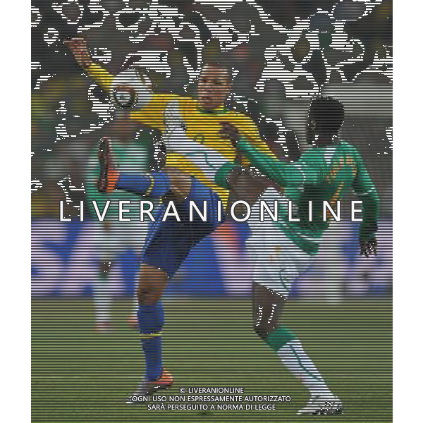 (100621) -- JOHANNESBURG, June 21, 2010 () -- Luis Fabiano of Brazil(L) fights for the ball with Kolo Toure of Ivory Coast during their Group G soccer match at 2010 FIFA World Cup at Soccer City stadium in Johannesburg, South Africa, on June 20, 2010. (/Yang Lei)(xm) ©Photoshot/Agenzia Aldo Liverani Sas - ITALY ONLY: BRASILE - COSTA D\'AVORIO FIFA WORLD CUP CAMPIONATI MONDIALI SUD AFRICA 2010