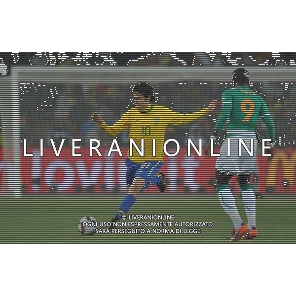 (100621) -- JOHANNESBURG, June 21, 2010 () -- Kaka of Brazil(L) runs with the ball during the Group G soccer match against Ivory Coast at 2010 FIFA World Cup at Soccer City stadium in Johannesburg, South Africa, on June 20, 2010. (/Yang Lei)(xm) ©Photoshot/Agenzia Aldo Liverani Sas - ITALY ONLY: BRASILE - COSTA D\'AVORIO FIFA WORLD CUP CAMPIONATI MONDIALI SUD AFRICA 2010