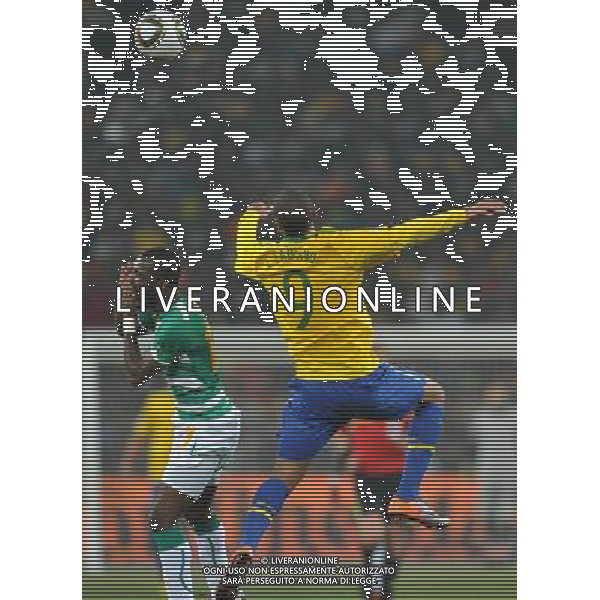 (100621) -- JOHANNESBURG, June 21, 2010 () -- Luis Fabiano of Brazil(R) heads the ball during the Group G soccer match against Ivory Coast at 2010 FIFA World Cup at Soccer City stadium in Johannesburg, South Africa, on June 20, 2010. (/Yang Lei)(xm) ©Photoshot/Agenzia Aldo Liverani Sas - ITALY ONLY: BRASILE - COSTA D\'AVORIO FIFA WORLD CUP CAMPIONATI MONDIALI SUD AFRICA 2010
