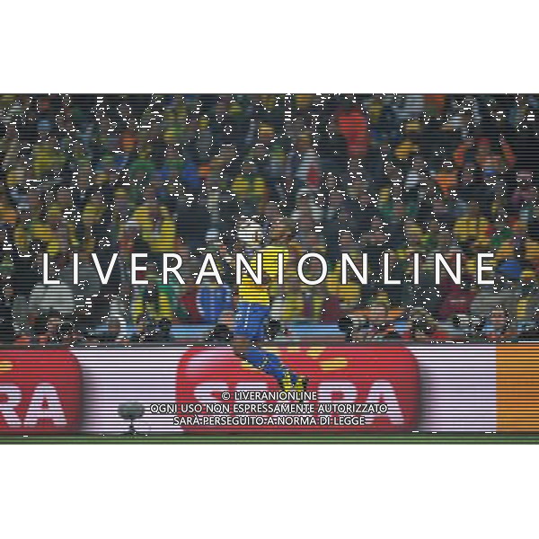 (100621) -- JOHANNESBURG, June 21, 2010 () -- Michel Bastos of Brazil controls the ball during the Group G soccer match against Ivory Coast at 2010 FIFA World Cup at Soccer City stadium in Johannesburg, South Africa, on June 20, 2010. (/Yang Lei)(xm) ©Photoshot/Agenzia Aldo Liverani Sas - ITALY ONLY: BRASILE - COSTA D\'AVORIO FIFA WORLD CUP CAMPIONATI MONDIALI SUD AFRICA 2010