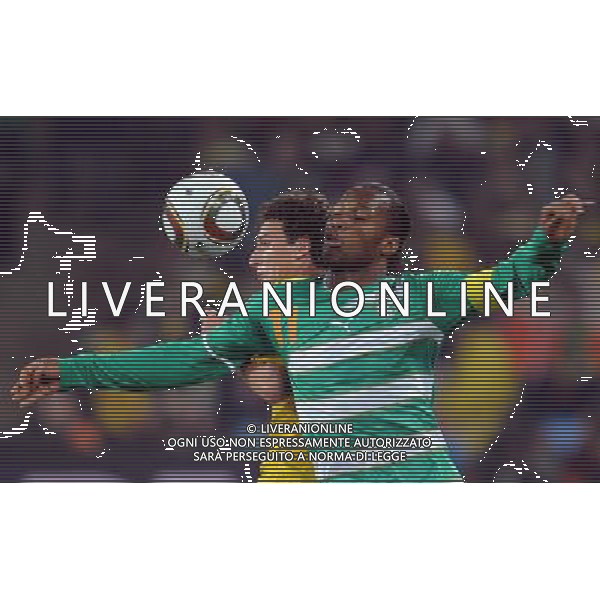 (100621) -- JOHANNESBURG, June 21, 2010 () -- Siaka Tiene of Ivory Coast (front) heads the ball during the Group G soccer match against Brazil at 2010 FIFA World Cup at Soccer City stadium in Johannesburg, South Africa, on June 20, 2010. (/Wang Yuguo)(xm) ©Photoshot/Agenzia Aldo Liverani Sas - ITALY ONLY: BRASILE - COSTA D\'AVORIO FIFA WORLD CUP CAMPIONATI MONDIALI SUD AFRICA 2010