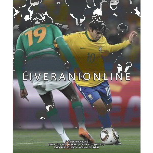 (100621) -- JOHANNESBURG, June 21, 2010 () -- Kaka of Brazil(R) breaks through during the Group G soccer match against Ivory Coast at 2010 FIFA World Cup at Soccer City stadium in Johannesburg, South Africa, on June 20, 2010. (/Yang Lei)(xm) ©Photoshot/Agenzia Aldo Liverani Sas - ITALY ONLY: BRASILE - COSTA D\'AVORIO FIFA WORLD CUP CAMPIONATI MONDIALI SUD AFRICA 2010