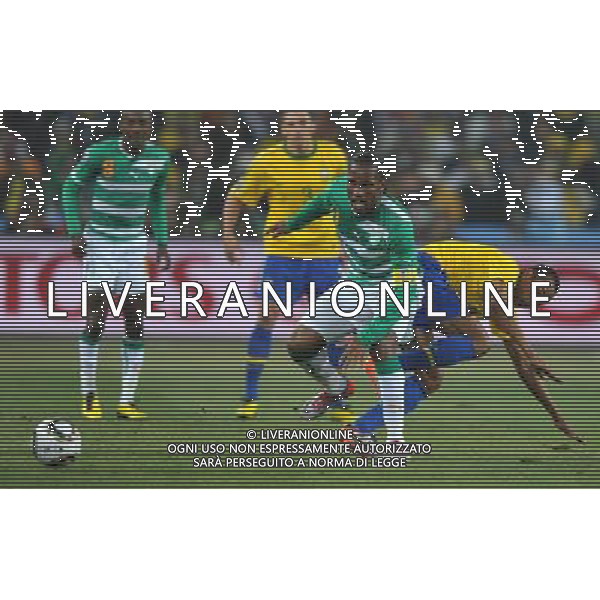 (100621) -- JOHANNESBURG, June 21, 2010 () -- Didier Drogba of Ivory Coast (2nd R) fights for the ball during the Group G soccer match against Brazil at 2010 FIFA World Cup at Soccer City stadium in Johannesburg, South Africa, on June 20, 2010. (/Yang Lei)(xm) ©Photoshot/Agenzia Aldo Liverani Sas - ITALY ONLY: BRASILE - COSTA D\'AVORIO FIFA WORLD CUP CAMPIONATI MONDIALI SUD AFRICA 2010
