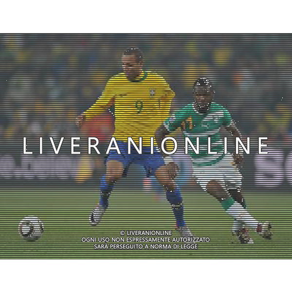 (100621) -- JOHANNESBURG, June 21, 2010 () -- Luis Fabiano of Brazil(L) vies with Siaka Tiene of Ivory Coast during their Group G soccer match at 2010 FIFA World Cup at Soccer City stadium in Johannesburg, South Africa, on June 20, 2010. (/Yang Lei)(xm) ©Photoshot/Agenzia Aldo Liverani Sas - ITALY ONLY: BRASILE - COSTA D\'AVORIO FIFA WORLD CUP CAMPIONATI MONDIALI SUD AFRICA 2010
