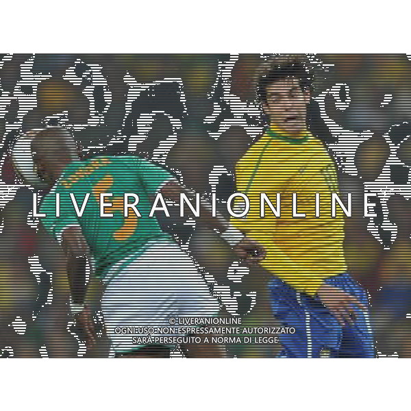 (100621) -- JOHANNESBURG, June 21, 2010 () -- Kaka of Brazil(R) heads the ball with Didier Zokora of Ivory Coast during their Group G soccer match at 2010 FIFA World Cup at Soccer City stadium in Johannesburg, South Africa, on June 20, 2010. (/Yang Lei)(xm) ©Photoshot/Agenzia Aldo Liverani Sas - ITALY ONLY: BRASILE - COSTA D\'AVORIO FIFA WORLD CUP CAMPIONATI MONDIALI SUD AFRICA 2010