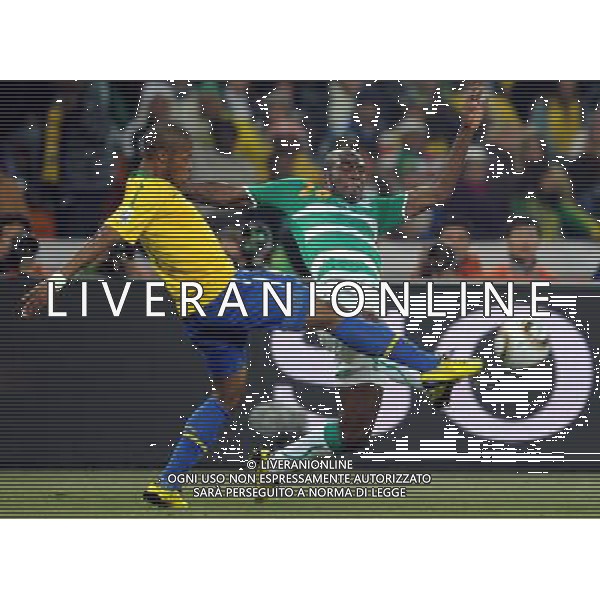 (100621) -- JOHANNESBURG, June 21, 2010 () -- Guy Demel of Ivory Coast (R) fights for the ball during the Group G soccer match against Brazil at 2010 FIFA World Cup at Soccer City stadium in Johannesburg, South Africa, on June 20, 2010. (/Wang Yuguo)(xm) ©Photoshot/Agenzia Aldo Liverani Sas - ITALY ONLY: BRASILE - COSTA D\'AVORIO FIFA WORLD CUP CAMPIONATI MONDIALI SUD AFRICA 2010