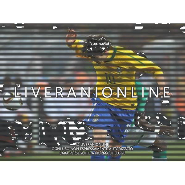 (100621) -- JOHANNESBURG, June 21, 2010 () -- Kaka of Brazil(front) fights for the ball during the Group G soccer match against Ivory Coast at 2010 FIFA World Cup at Soccer City stadium in Johannesburg, South Africa, on June 20, 2010. (/Yang Lei)(xm) ©Photoshot/Agenzia Aldo Liverani Sas - ITALY ONLY: BRASILE - COSTA D\'AVORIO FIFA WORLD CUP CAMPIONATI MONDIALI SUD AFRICA 2010