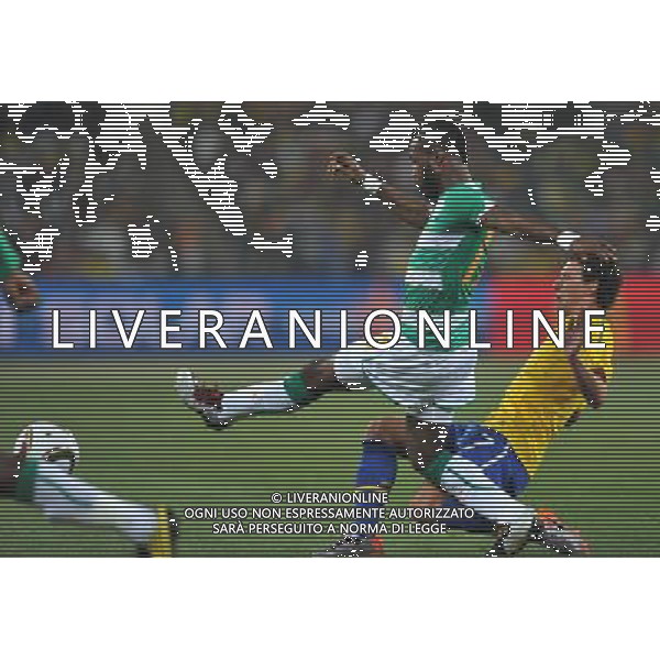 (100621) -- JOHANNESBURG, June 21, 2010 () -- Elano of Brazil(R) defends Siaka Tiene of Ivory Coast during their Group G soccer match at 2010 FIFA World Cup at Soccer City stadium in Johannesburg, South Africa, on June 20, 2010. (/Yang Lei)(xm) ©Photoshot/Agenzia Aldo Liverani Sas - ITALY ONLY: BRASILE - COSTA D\'AVORIO FIFA WORLD CUP CAMPIONATI MONDIALI SUD AFRICA 2010