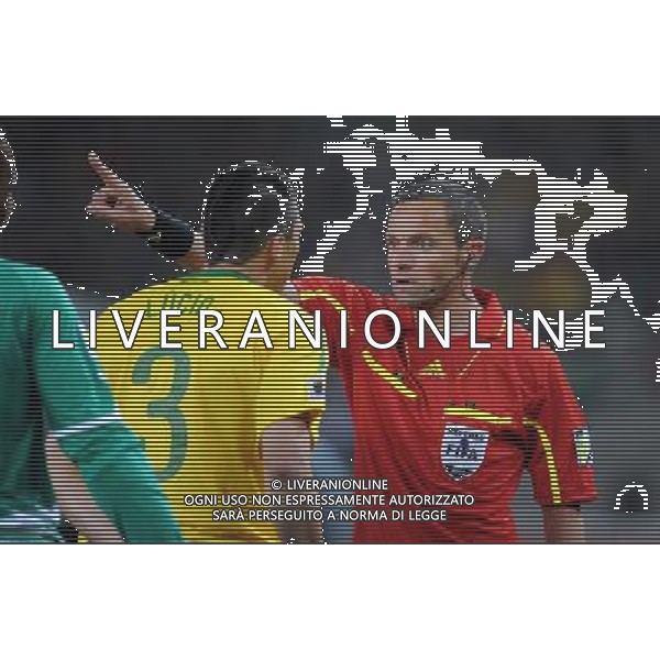 (100621) -- JOHANNESBURG, June 21, 2010 () -- Lucio of Brazil (2nd R) argues with the referee during the Group G soccer match against Ivory Coast at 2010 FIFA World Cup at Soccer City stadium in Johannesburg, South Africa, on June 20, 2010. (/Wang Yuguo)(xm) ©Photoshot/Agenzia Aldo Liverani Sas - ITALY ONLY: BRASILE - COSTA D\'AVORIO FIFA WORLD CUP CAMPIONATI MONDIALI SUD AFRICA 2010