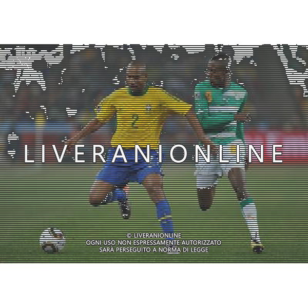 (100621) -- JOHANNESBURG, June 21, 2010 () -- Maicon of Brazil(L) fights for the ball with Salomon Kalou of Ivory Coast during their Group G soccer match at 2010 FIFA World Cup at Soccer City stadium in Johannesburg, South Africa, on June 20, 2010. (/Yang Lei)(xm) ©Photoshot/Agenzia Aldo Liverani Sas - ITALY ONLY: BRASILE - COSTA D\'AVORIO FIFA WORLD CUP CAMPIONATI MONDIALI SUD AFRICA 2010