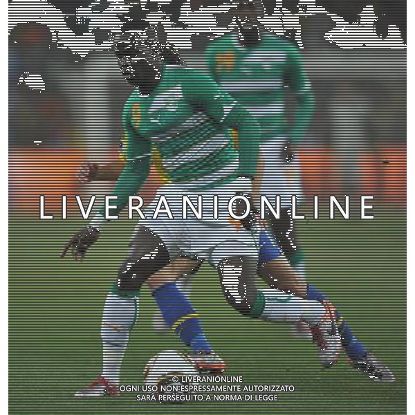 (100621) -- JOHANNESBURG, June 21, 2010 () -- Ismael Tiote of Ivory Coast(front) controls the ball during the Group G soccer match against Brazil at 2010 FIFA World Cup at Soccer City stadium in Johannesburg, South Africa, on June 20, 2010. (/Yang Lei)(xm) ©Photoshot/Agenzia Aldo Liverani Sas - ITALY ONLY: BRASILE - COSTA D\'AVORIO FIFA WORLD CUP CAMPIONATI MONDIALI SUD AFRICA 2010