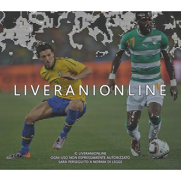 (100621) -- JOHANNESBURG, June 21, 2010 () -- Elano of Brazil(L) tries to defend Siaka Tiene of Ivory Coast during their Group G soccer match at 2010 FIFA World Cup at Soccer City stadium in Johannesburg, South Africa, on June 20, 2010. (/Yang Lei)(xm) ©Photoshot/Agenzia Aldo Liverani Sas - ITALY ONLY: BRASILE - COSTA D\'AVORIO FIFA WORLD CUP CAMPIONATI MONDIALI SUD AFRICA 2010