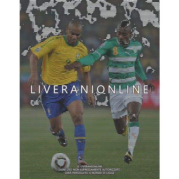 (100621) -- JOHANNESBURG, June 21, 2010 () -- Maicon of Brazil(L) vies with Salomon Kalou of Ivory Coast during their Group G soccer match at 2010 FIFA World Cup at Soccer City stadium in Johannesburg, South Africa, on June 20, 2010. (/Yang Lei)(xm) ©Photoshot/Agenzia Aldo Liverani Sas - ITALY ONLY: BRASILE - COSTA D\'AVORIO FIFA WORLD CUP CAMPIONATI MONDIALI SUD AFRICA 2010