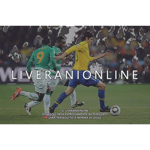 (100621) -- JOHANNESBURG, June 21, 2010 () -- Kaka of Brazil(R) breaks through during the Group G soccer match against Ivory Coast at 2010 FIFA World Cup at Soccer City stadium in Johannesburg, South Africa, on June 20, 2010. (/Wang Yuguo)(xm) ©Photoshot/Agenzia Aldo Liverani Sas - ITALY ONLY: BRASILE - COSTA D\'AVORIO FIFA WORLD CUP CAMPIONATI MONDIALI SUD AFRICA 2010