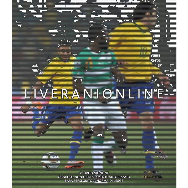 (100621) -- JOHANNESBURG, June 21, 2010 () -- Robinho of Brazil (L) shoots during the Group G soccer match against Ivory Coast at 2010 FIFA World Cup at Soccer City stadium in Johannesburg, South Africa, on June 20, 2010. (/Yang Lei)(xm) ©Photoshot/Agenzia Aldo Liverani Sas - ITALY ONLY: BRASILE - COSTA D\'AVORIO FIFA WORLD CUP CAMPIONATI MONDIALI SUD AFRICA 2010