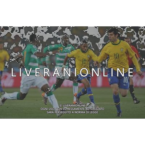 (100621) -- JOHANNESBURG, June 21, 2010 () -- Robinho of Brazil (C) runs with the ball during the Group G soccer match against Ivory Coast at 2010 FIFA World Cup at Soccer City stadium in Johannesburg, South Africa, on June 20, 2010. (/Yang Lei)(xm) ©Photoshot/Agenzia Aldo Liverani Sas - ITALY ONLY: BRASILE - COSTA D\'AVORIO FIFA WORLD CUP CAMPIONATI MONDIALI SUD AFRICA 2010