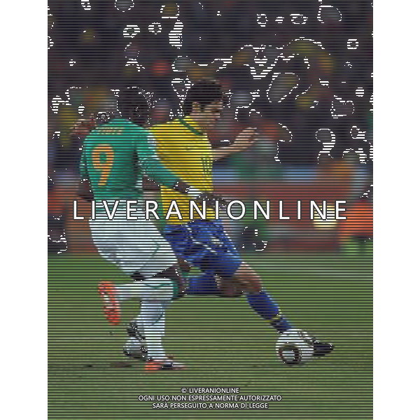 (100621) -- JOHANNESBURG, June 21, 2010 () -- Kaka of Brazil(R) fights for the ball with Ismael Tiote of Ivory Coast during their Group G soccer match at 2010 FIFA World Cup at Soccer City stadium in Johannesburg, South Africa, on June 20, 2010. (/Wang Yuguo)(xm) ©Photoshot/Agenzia Aldo Liverani Sas - ITALY ONLY: BRASILE - COSTA D\'AVORIO FIFA WORLD CUP CAMPIONATI MONDIALI SUD AFRICA 2010