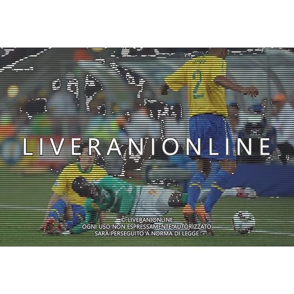 (100621) -- JOHANNESBURG, June 21, 2010 () -- Maicon of Brazil(R) fights for the ball with Ismael Tiote of Ivory Coast (C) during their Group G soccer match at 2010 FIFA World Cup at Soccer City stadium in Johannesburg, South Africa, on June 20, 2010. (/Wang Yuguo)(xm) ©Photoshot/Agenzia Aldo Liverani Sas - ITALY ONLY: BRASILE - COSTA D\'AVORIO FIFA WORLD CUP CAMPIONATI MONDIALI SUD AFRICA 2010