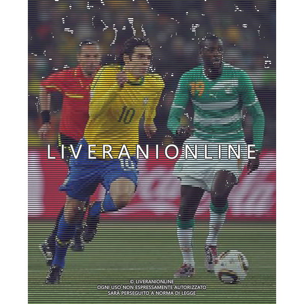 (100621) -- JOHANNESBURG, June 21, 2010 () -- Kaka of Brazil(front L) runs with the ball during the Group G soccer match against Ivory Coast at 2010 FIFA World Cup at Soccer City stadium in Johannesburg, South Africa, on June 20, 2010. (/Yang Lei)(xm) ©Photoshot/Agenzia Aldo Liverani Sas - ITALY ONLY: BRASILE - COSTA D\'AVORIO FIFA WORLD CUP CAMPIONATI MONDIALI SUD AFRICA 2010