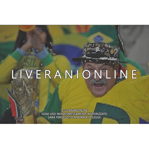 (100621) -- JOHANNESBURG, June 21, 2010 () -- A Brazilian supporter holds a model of \'Jules Rimet Cup\' before the Group G soccer match against Ivory Coast at 2010 FIFA World Cup at Soccer City stadium in Johannesburg, South Africa, on June 20, 2010. (/Yang Lei) ©Photoshot/Agenzia Aldo Liverani Sas - ITALY ONLY: BRASILE - COSTA D\'AVORIO FIFA WORLD CUP CAMPIONATI MONDIALI SUD AFRICA 2010