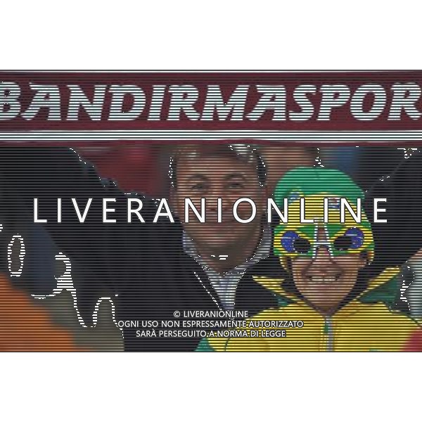 (100621) -- JOHANNESBURG, June 21, 2010 () -- Brazilian supporters wait before the Group G soccer match against Ivory Coast at 2010 FIFA World Cup at Soccer City stadium in Johannesburg, South Africa, on June 20, 2010. (/Yang Lei)(xm) ©Photoshot/Agenzia Aldo Liverani Sas - ITALY ONLY: BRASILE - COSTA D\'AVORIO FIFA WORLD CUP CAMPIONATI MONDIALI SUD AFRICA 2010